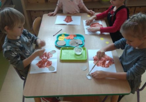 Dzieci wykonują misia z kleksa z farby