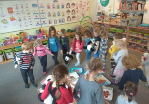 Dzieci oglądają wykonane przez siebie prace plastyczne pt. "Miś z kleksa"