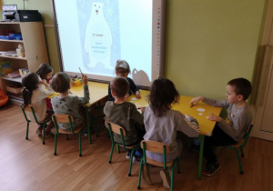 Dzieci wykonują pracę plastyczną