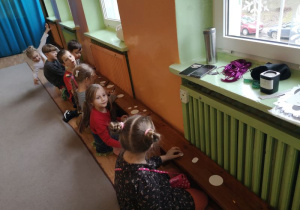 Dzieci podczas wykonywania pracy plastycznej