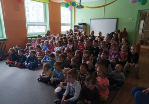 Dzieci oglądają przedstawienie teatralne