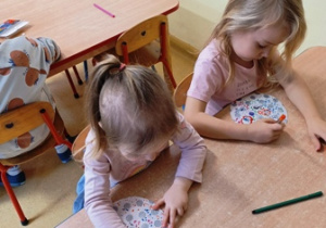 Ozdabianie pisanki z papieru za pomocą mazaków