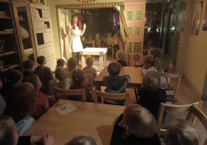 Dzieci w czasie trwania spektaklu