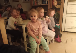 Dziewczynki podczas spektaklu