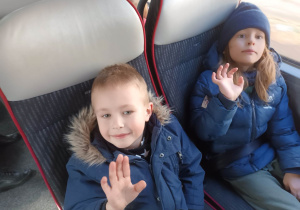Chłopcy siedzą w autokarze podczas drogi do Baśniowej Kawiarenki na spektakl