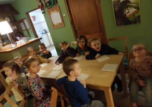 Dzieci w czasie poczęstunku
