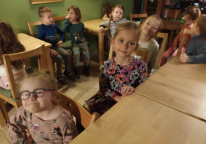 Dzieci w oczekiwaniu na spektakl
