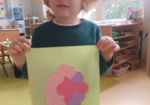 Tadzio prezentuje swoją pracę wykonaną z kółek origami