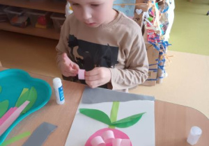 Franio podczas wyklejania hiacynta rulonikami z papieru