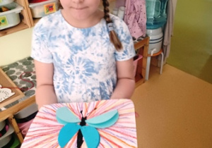 Tosia prezentuje wykonanego techniką origami motyla