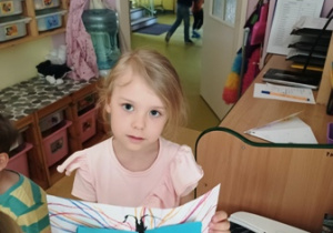 Hania i jej praca plastyczna pt. "Motyl"