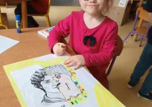 Dziewczynka podczas malowania portretu Marii Montessori