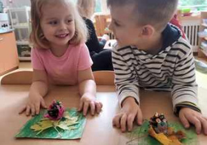 Ala i Tytus pozują do zdjęcia ze swoimi przestrzennymi kompozycjami ślimaków