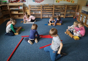 Dzieci podczas pracy z montessoriańskim materiałem rozwojowym