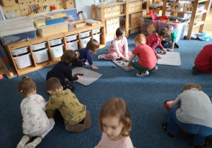 Dzieci układają ślimaki z kasztanów