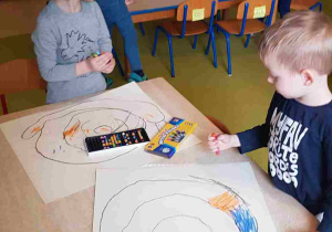 Dzieci kolorują ślimaka - symbol pedagogiki Montessori