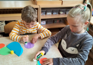 dzieci robią ślimaki z kół origami