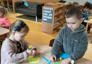 dzieci robią ślimaki z kół origami