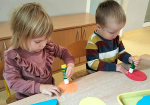 dzieci robią ślimaki z kół origami