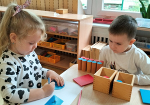 dzieci pracują na materiale rozwojowym