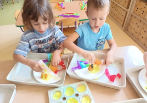 Dzieci w czasie wykonywania pracy plastycznej pt. "Tęcza"