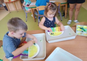 Tytus i Ala podczas wykonywania pracy plastycznej przy stoliku