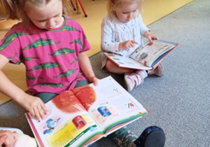 Dziewczynki przeglądają książki