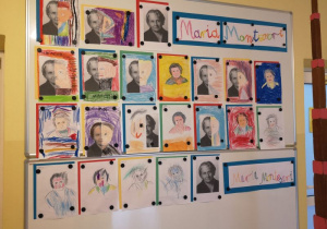 Zdjęcie przedstawia tablicę, na której powieszone są portrety Marii Montessori wykonane przez dzieci