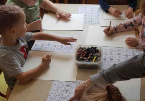 Dzieci rysują twarze zgodnie z instrukcją