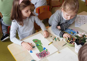 Dziewczynki kolorują swoje prace