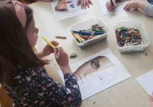Dziewczynki rysują poszczególne elementy twarzy
