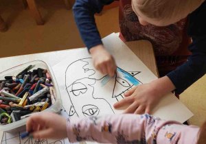 Chłopiec koloruje twarz niczym Pablo Picasso