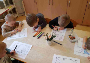 Dzieci kolorują deszczowe obrazki