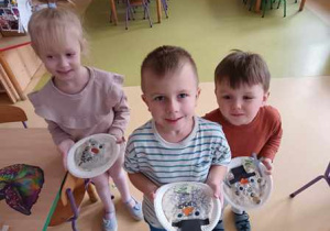 Dzieci prezentują bałwanki wykonane z masy solnej i elementów sensorycznych