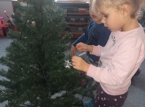Wspólne ubieranie choinki