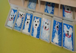 Wystawa przedstawiająca niedźwiedzie polarne wykonane przez dzieci
