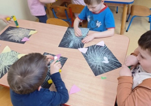 Dzieci w czasie pracy plastycznej pt."Kot"