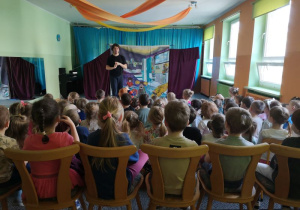 Dzieci oglądają przedstawienie