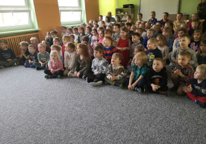 Dzieci oglądają przedstawienie