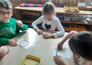 Starszaki podczas działań z plasteliną