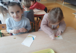 Emilka i Pola w czasie działań z plasteliną