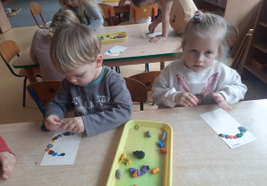 Zachary i Laura wyklejają koło z plasteliny
