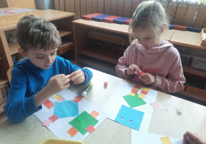 Natalka i Wojtek w czasie pracy plastycznej