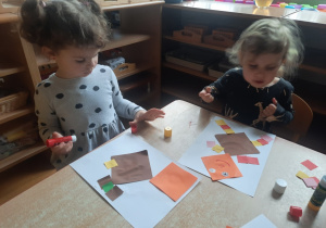 Maja i Zosia podczas pracy plastycznej