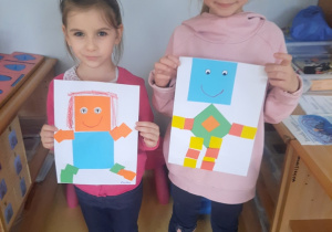Dziewczynki prezentują swoje prace plastyczne