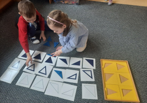 Dziewczynki podczas pracy z komodą geometryczną - trójkąty