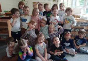Dzieci pozują do zdjęcia wraz z Jubilatką
