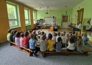 Dzieci oglądają eksperymenty