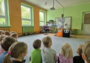 Dzieci oglądają eksperymenty