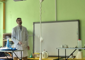 Pan pokazuje eksperyment z wybuchającą pianą